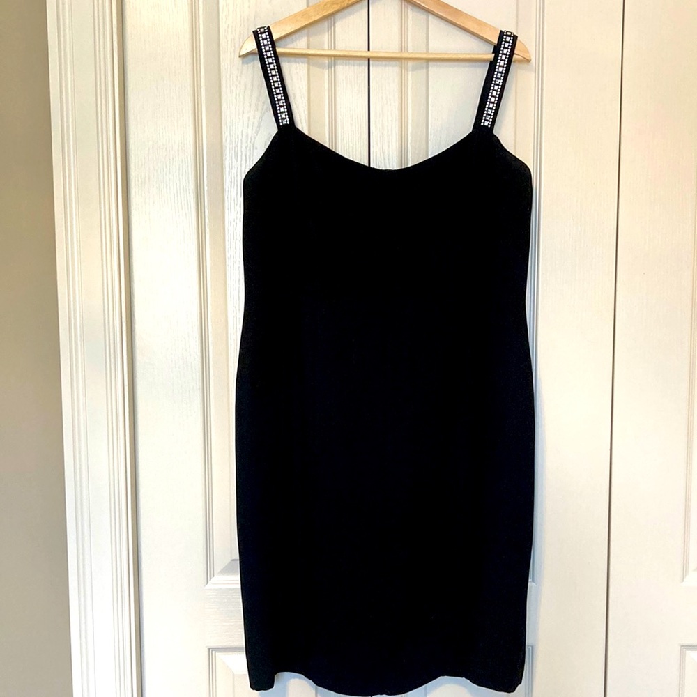 EUC. Evan Picone black, fitted dress accented straps & sweetheart neck. Size 16